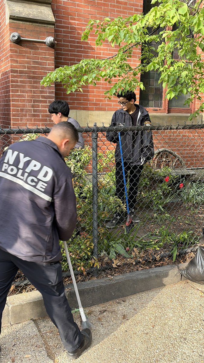 NYPD78Pct's tweet photo. Shoutout to the 78th Precinct Youth Explorers for helping 6th Avenue Bible Baptist Church with their spring clean-up! 🌱💪 Proud to see young leaders giving back and making a difference in the community. #CommunityStrong #YouthLeadership https://t.co/QwNo61UsYC