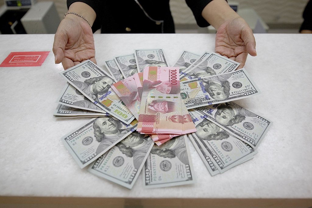 insidefolkative's tweet image. Daftar Bank yang sudah jual Dolar AS di atas Rp17.300: 

Mandiri: Rp17.315
BCA: Rp17.313
CIMB Niaga: Rp17:307
BRI: Rp17.280