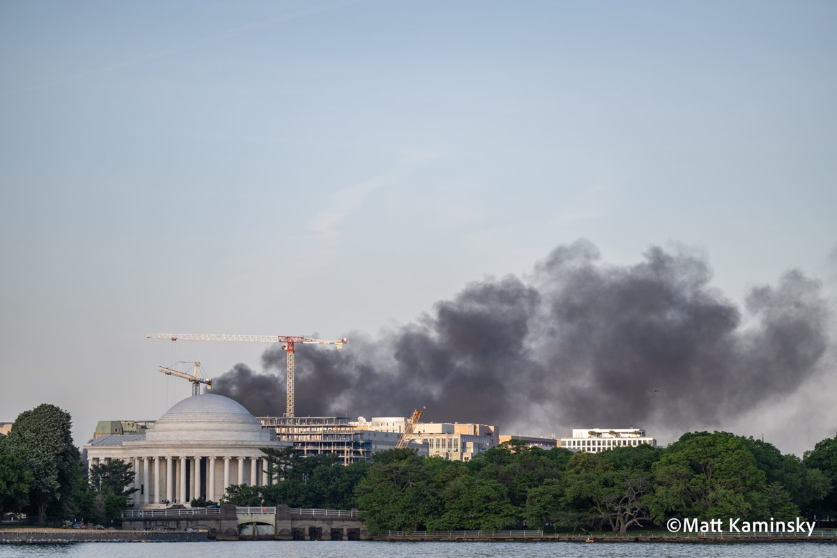 matty_kam's tweet image. Firefighters battled a burning Metrobus inside the 9th Street Tunnel during the evening rush, as thick smoke poured into the sky and traffic backed up across downtown Washington. #BREAKING #WashingtonDC