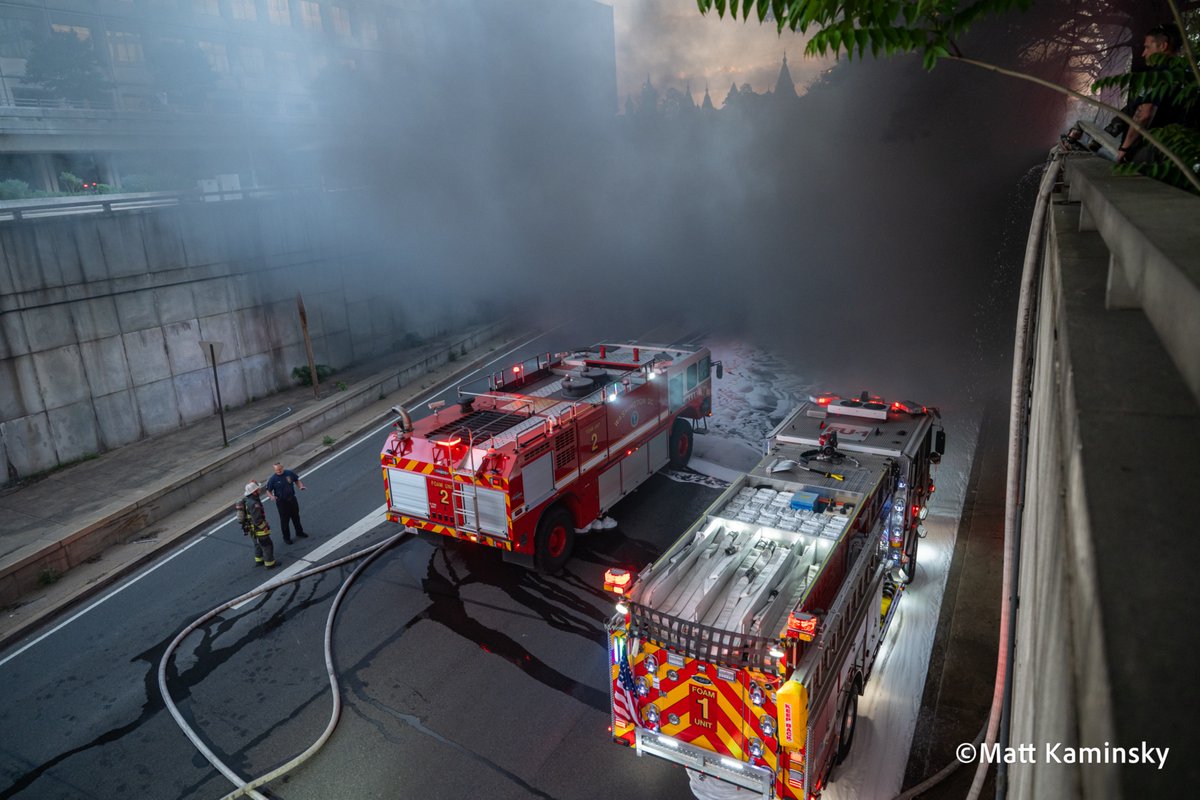 matty_kam's tweet image. Firefighters battled a burning Metrobus inside the 9th Street Tunnel during the evening rush, as thick smoke poured into the sky and traffic backed up across downtown Washington. #BREAKING #WashingtonDC