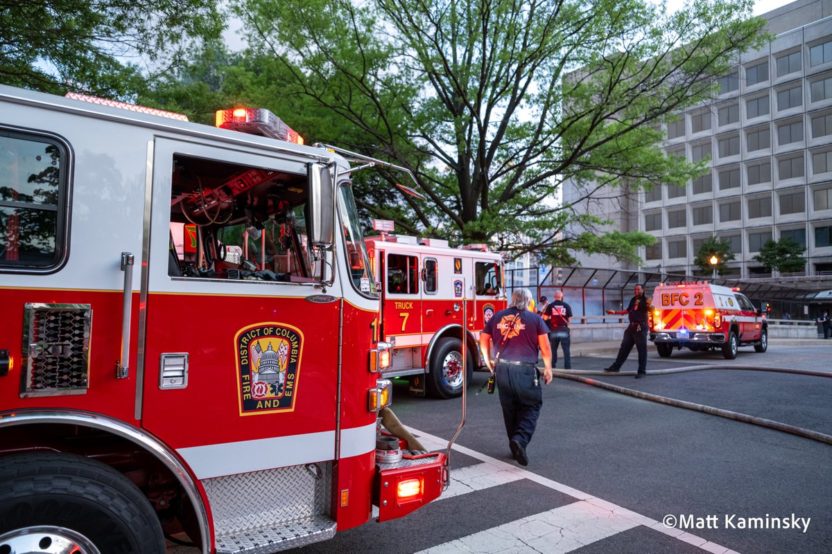 matty_kam's tweet image. Firefighters battled a burning Metrobus inside the 9th Street Tunnel during the evening rush, as thick smoke poured into the sky and traffic backed up across downtown Washington. #BREAKING #WashingtonDC