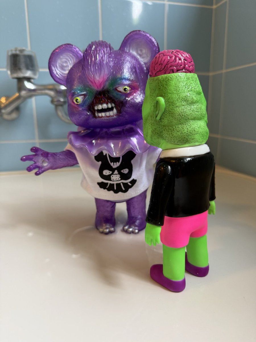 なぁんだ😊
いい色してるから誰かと思ったらペニーくんだったか☺️
一緒にclubでも行っちゃう？

#暗黒エンターテイメント 
#ミントカルボナーラ 
#風呂とソフビ