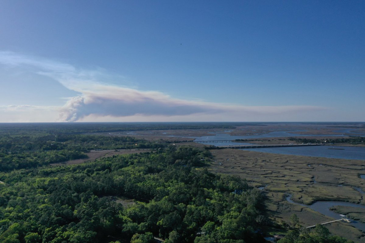 DawnBauer1111's tweet image. My husband flew his drone to 400’ today on our property and you can see the massive cloud of dense smoke from the Brantley County fires which are less than 15 miles from us! 

We are praying for every person impacted by this devastating tragedy! 🙏🏻🙏🏻🙏🏻 #brantleycounty #fires