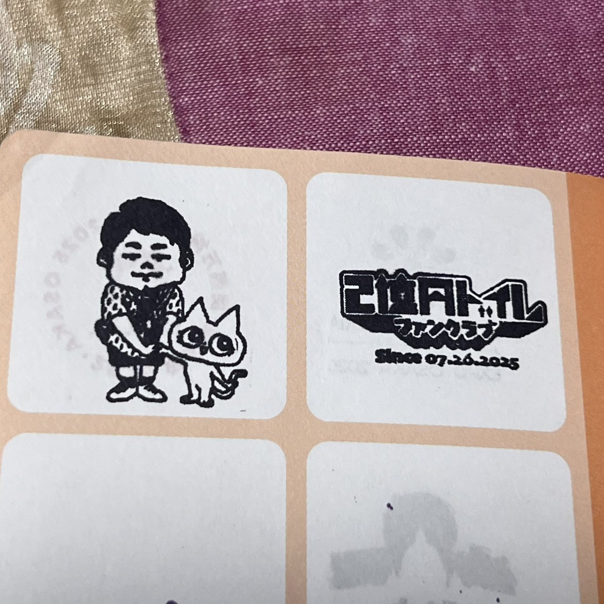 a_fish_monger's tweet photo. @mojiexpo 最終日の夜、知らずに何気にトイレ前前通りかかったらスタンプ配布とデザイナーさんか誰かの握手会やってたなぁと w https://t.co/iZrP4QzozS
