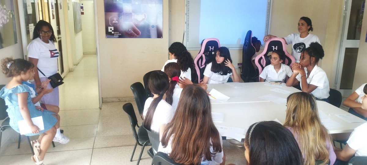 Fernand45508203's tweet photo. Para #cubamined  la inclusión de las niñas es un derecho natural en nuestras instituciones educativas, Bonito Día de las Niñas y las TIC https://t.co/IpbL7fszER