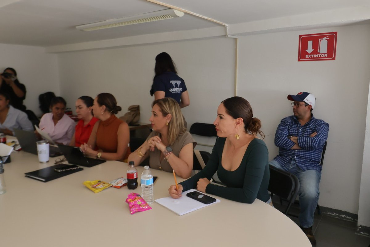 EstrellaRojasL's tweet photo. 🤝 Sostuvimos una reunión con delegadas y delegados, junto a la coordinadora Ana Florencia y el secretario de Desarrollo Social Pepe Ojeda, para dar continuidad a acciones y programas que fortalezcan el bienestar de nuestras vecinas y vecinos.
Sumando esfuerzos, avanzamos con orden y compromiso como nos indica nuestro alcalde @FeliFerMacias . 💪✨