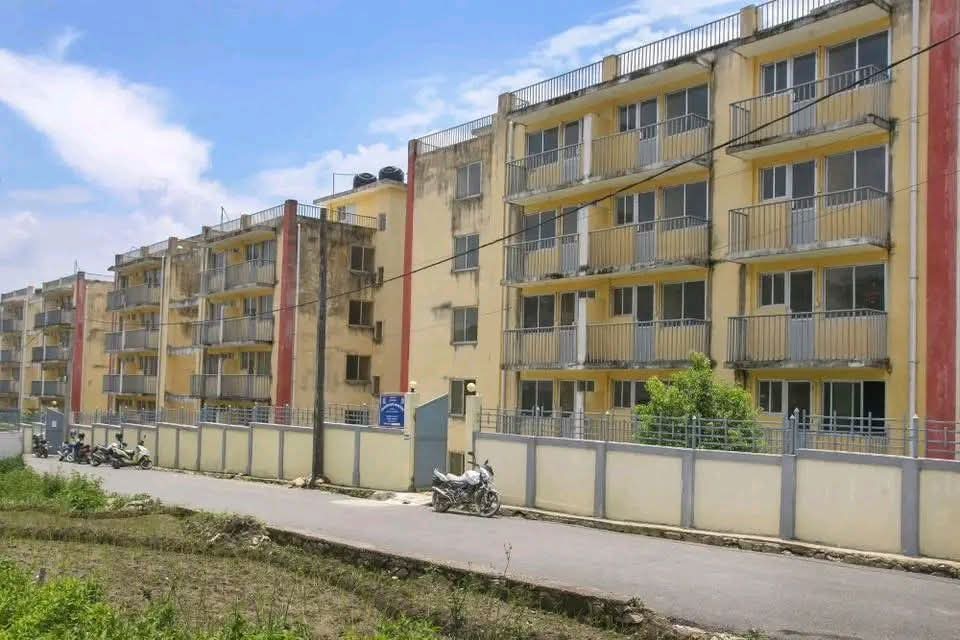 दुखि आत्माहरु हो, यो भवन के का लागि हो?
वास्तविक सुकुम्बासीलाई यता राखेर अरु काम गर्न सकिन्छ। भाइ <a href="/basantabasnet/">Basanta Basnet</a> सक्कलीलाई यता व्यवस्थापन गरेर नक्कलीको टेक्ने गाला सेक सरकार भनि लेख्देउ त पत्रिकामा।
मालिक रिसाउनन् के 😎