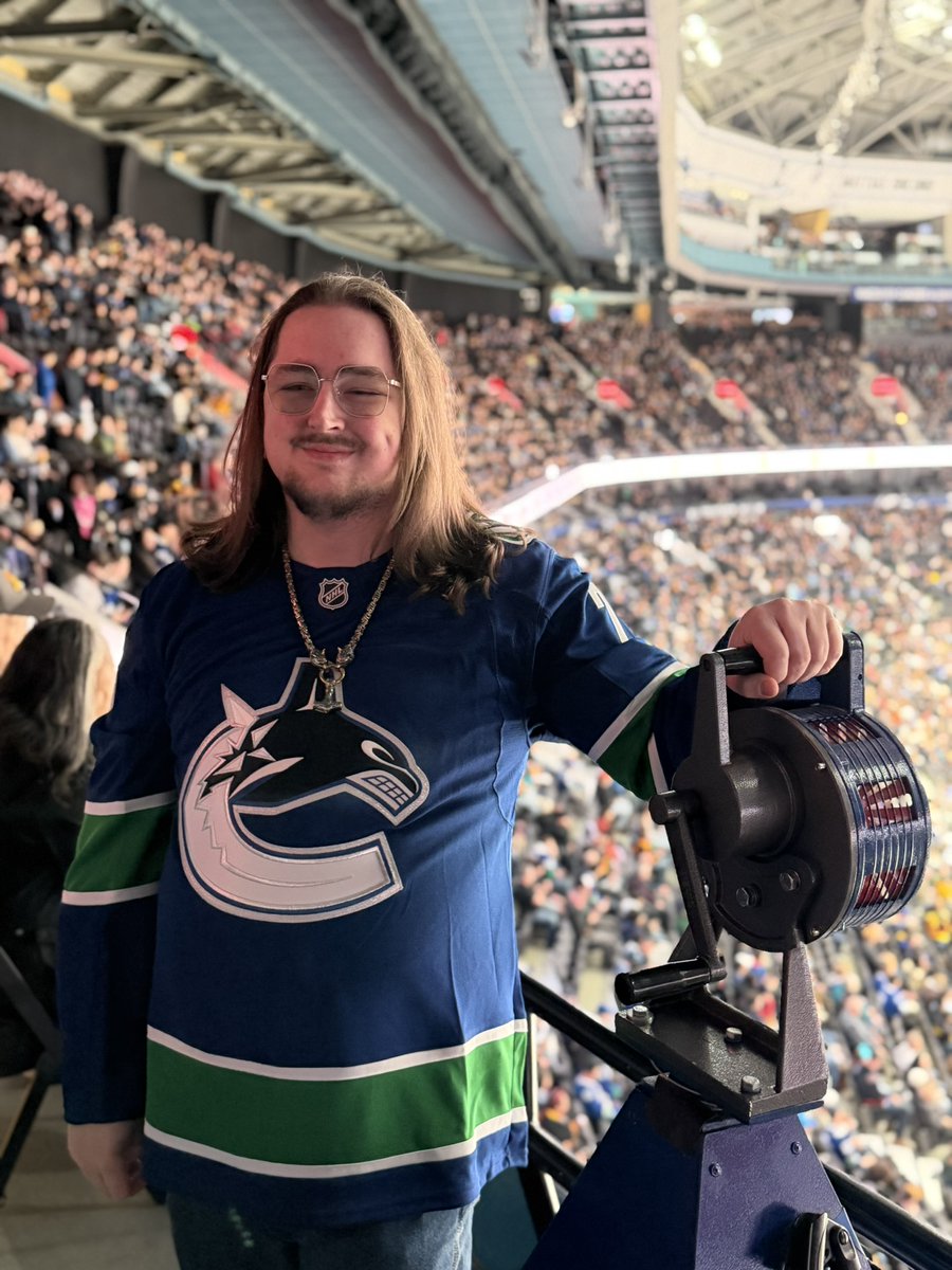 canucksautism's tweet image. 🚨 Meet Aharon Millar!

Last month, Aharon cranked the @BCLC Community Hero siren to kick off the @Canucks #AutismAcceptance Game.

What makes him a community hero?

Aharon is a Relief Security &amp;amp; Surveillance Supervisor at  Chances Maple Ridge. As an #Autistic adult, he has