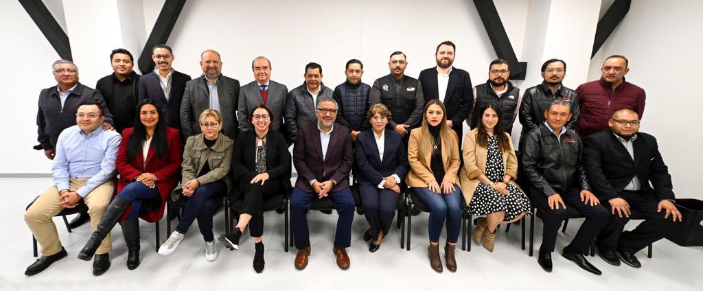 horacioduarteo's tweet photo. Como líder del proyecto de transformación en el #EdoMex, nuestra Gobernadora @delfinagomeza siempre ha sido incluyente, escuchando a todas las voces, intercambiando opiniones y puntos de vista.
Les comparto este recuerdo de un día durante su campaña, cuando bajo su gran liderazgo nos reuníamos para que llegara la #4T a nuestra entidad.
Hoy, como Gobernadora, sigue trabajando en equipo, escuchando a todas y todos, principalmente al Pueblo mexiquense.
¡La Gobernadora Delfina Gómez es una auténtica líder!
📸 Enero 2023