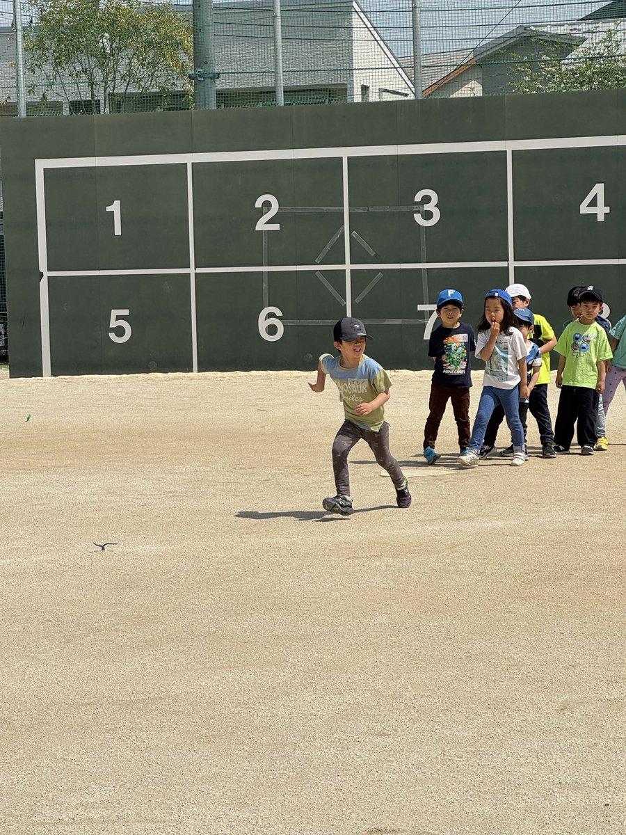 attacks_jr's tweet photo. 先週もジュニアチームの練習の横でキッズも元気に練習してました！⚾️ジュニアチームは自ら居残り練習する子も多くやる気に溢れかえっております💪🏟️キッズも試合形式練習では外野まで飛ばす子もいて大変盛り上がりました！ https://t.co/kmOwrsMnfr