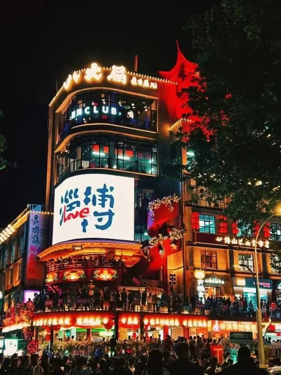 Yunbo90990985's tweet photo. 八大局便民市场已升级为“这有局儿”文商旅综合体，小吃摊档依旧接地气，又添了非遗体验、文创市集和沉浸演艺，从匆匆打卡到细细体验，这里完成了最动人的蜕变。#2026山东省文旅产业高质量发展大会 #淄博 https://t.co/S40Qjh5ny2