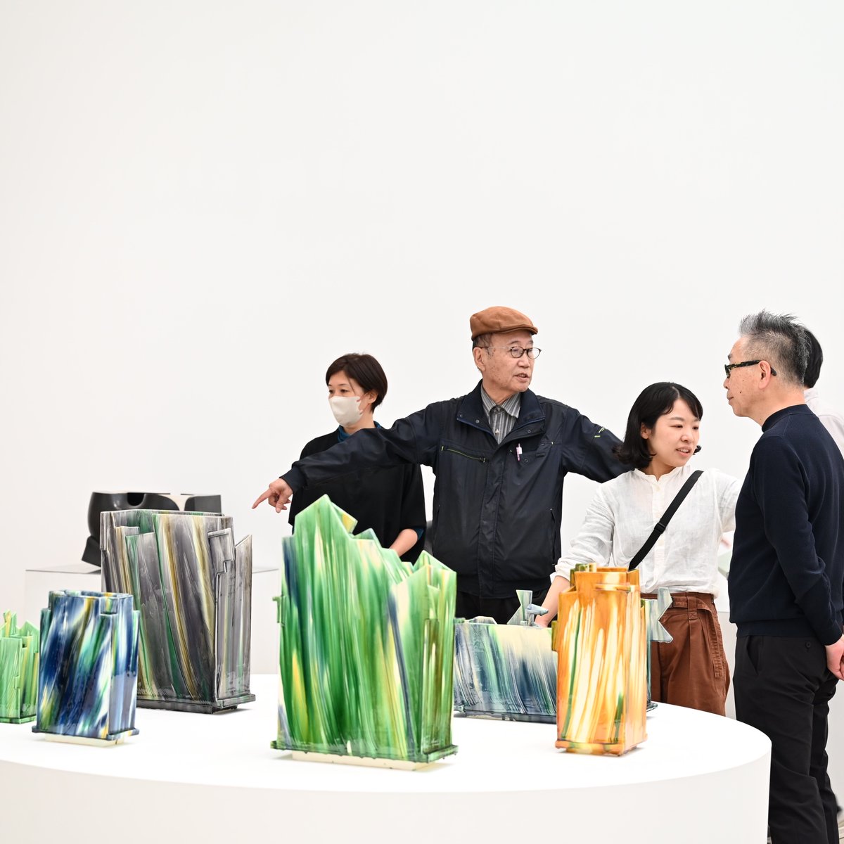 gpmomca's tweet photo. 【本日開幕！七代 加藤幸兵衛展】 
本日4月24日（金）より「美濃陶芸の系譜　七代 加藤幸兵衛展」が開幕します✨写真は幸兵衛先生🧢が立ち会った展示設営作業のようす。色彩、造形ともに多彩な作品がぎゅっとつまった展示となりました。魅力あふれる作品をぜひお楽しみください🌈 https://t.co/ITouO1OIfn
