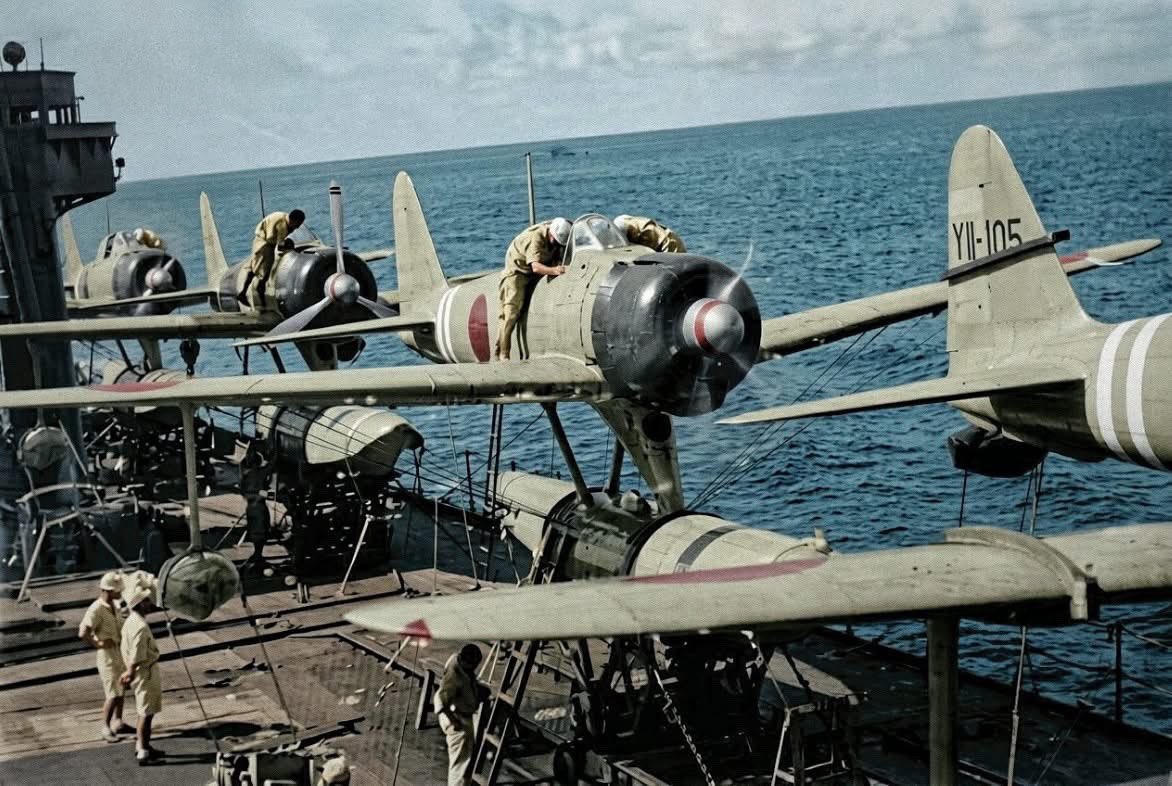 1942年8月、ソロモン諸島に向かう特設水上機母艦「神川丸」の甲板で整備中の「二式水上戦闘機」を撮影した当時の写真のカラー化。(*・∀・)ゞ #大日本帝国海軍 #二式水上戦闘機 #カラー復元