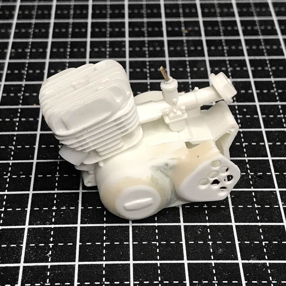 「仮面ライダー改メ、ハスラー250作ります」
8型への改修工作です。クランクケースカバーの形状が左右ともに違うので改造します。右側カバーにクラッチケーブル受けも追加します。