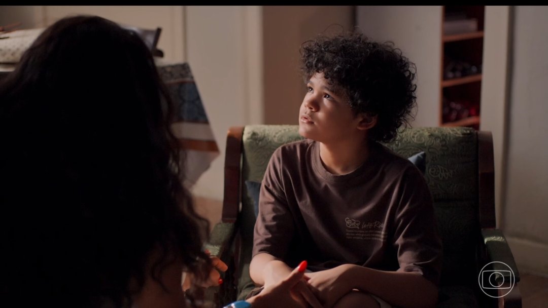 o menino com medo de crianças sendo que no início da novela brincava todo dia com um bando de moleque na rua e ainda era o chefe da gangue #TrêsGraças