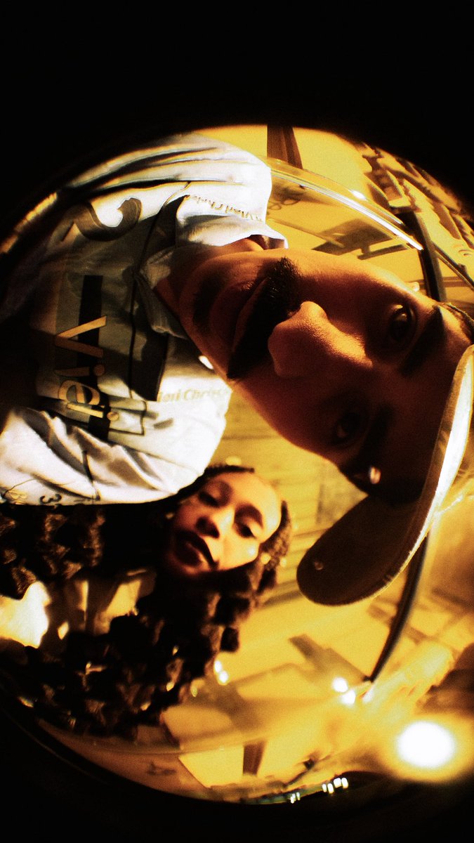 DIREITOS NÃO RESERVADOS 24/04
Por: <a href="/pedrvso/">artimanhas ardilosas</a> <a href="/ThalinDPL02/">Thalin: Ouça Eterna Promessa Mixtape</a> LM e <a href="/Sujoground/">Sujoground 🚯</a> 

Capa: Lia Ballak 
Contracapa: Langelo 
Mix Master: Matheus Antunes 
Fotos: Borges