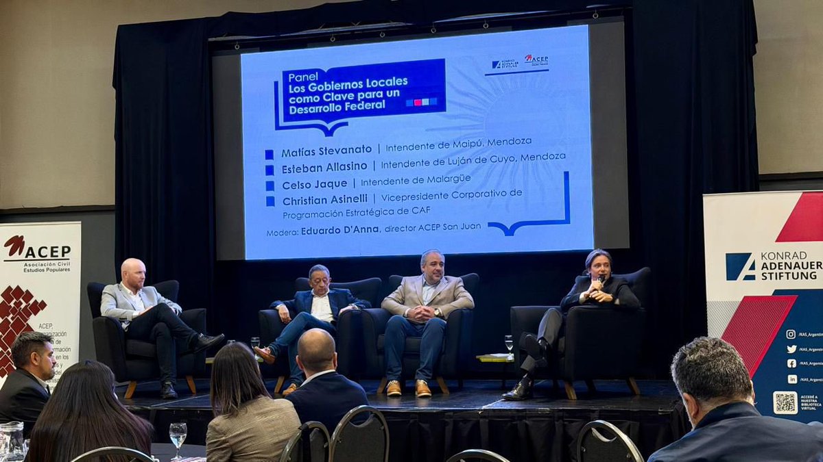 AgendaCAF's tweet photo. Nuestro vicepresidente de Programación Estratégica, @chrisasinelli participó en Mendoza del panel “Los Gobiernos Locales como Clave para un Desarrollo Federal”, junto a los intendentes Matías Stevanato (Maipú), Esteban Allasino (Luján de Cuyo) y Celso Jaque (Malargüe), en el marco de la Cátedra Konrad Adenauer organizada por @ACEPArgentina y la @KASArgentina. Los gobiernos subnacionales, motores del desarrollo territorial.

El trabajo con ciudades e intendencias es un eje estratégico de CAF: las políticas que transforman la vida cotidiana de los vecinos se diseñan y ejecutan en el territorio. Acompañamos a los municipios de América Latina y el Caribe con financiamiento, cooperación técnica y soluciones innovadoras.