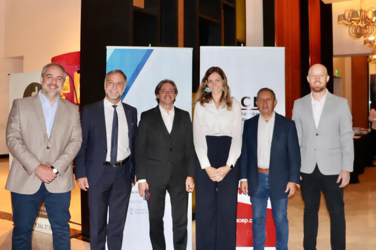 AgendaCAF's tweet photo. Nuestro vicepresidente de Programación Estratégica, @chrisasinelli participó en Mendoza del panel “Los Gobiernos Locales como Clave para un Desarrollo Federal”, junto a los intendentes Matías Stevanato (Maipú), Esteban Allasino (Luján de Cuyo) y Celso Jaque (Malargüe), en el marco de la Cátedra Konrad Adenauer organizada por @ACEPArgentina y la @KASArgentina. Los gobiernos subnacionales, motores del desarrollo territorial.

El trabajo con ciudades e intendencias es un eje estratégico de CAF: las políticas que transforman la vida cotidiana de los vecinos se diseñan y ejecutan en el territorio. Acompañamos a los municipios de América Latina y el Caribe con financiamiento, cooperación técnica y soluciones innovadoras.