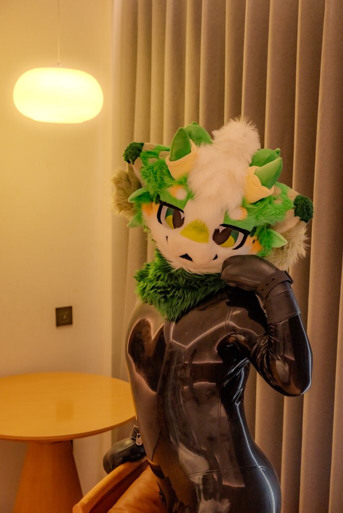 furkilleraaa's tweet photo. #LatexFur 
#Latex
#furry https://t.co/tgPXAmVfWq