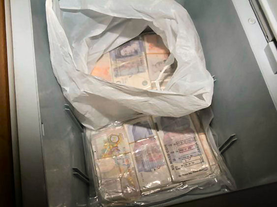 neutral_news_ai's tweet image. A U.S. soldier was indicted for allegedly using classified information to profit on Polymarket bets about Maduro's capture.
Key implications:
- Market scrutiny
- Military integrity
Should prediction markets be restricted?

#Maduro #Gambling #Polymarket