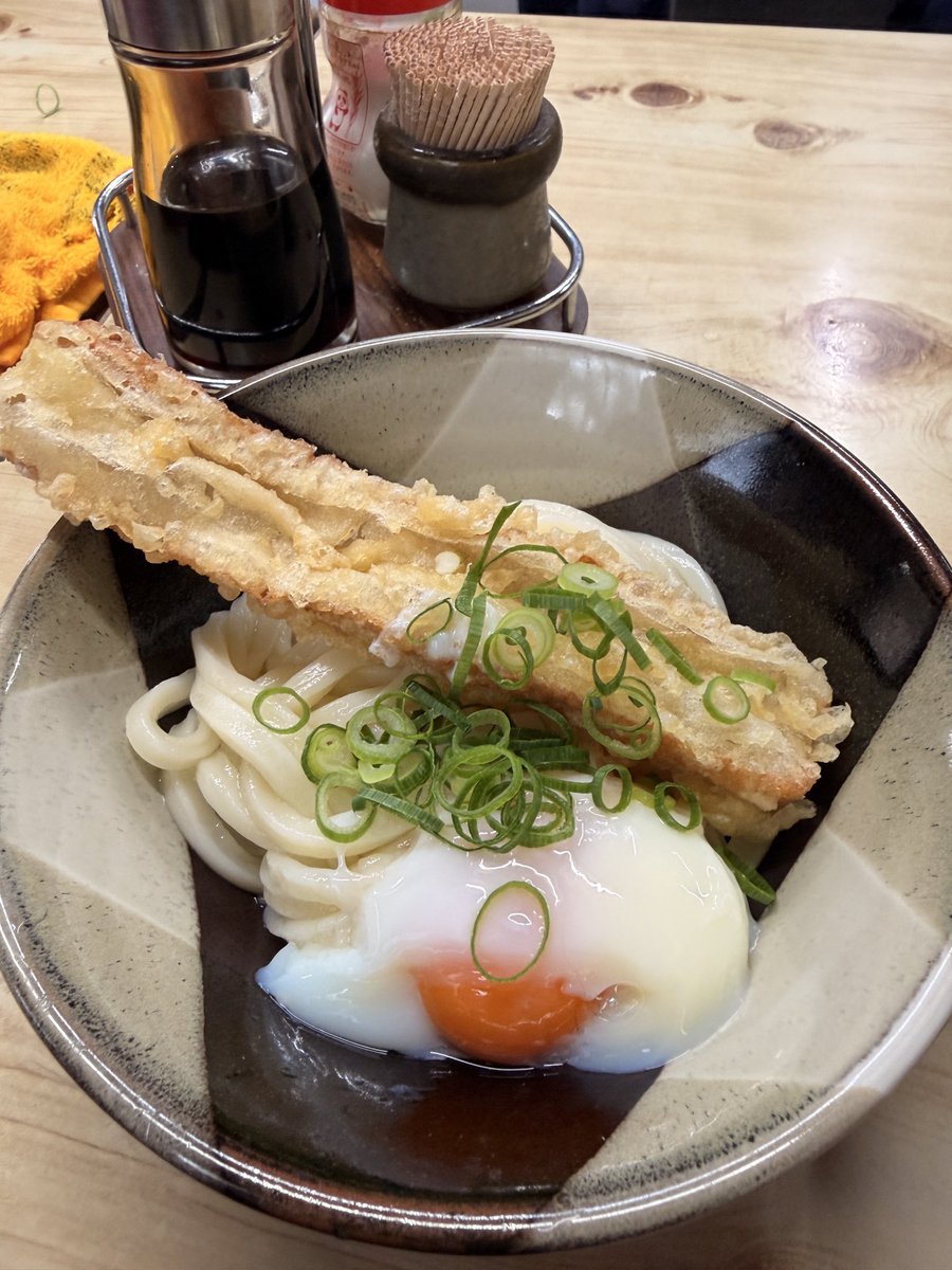 ikinayoru's tweet photo. やっと行けた

がもううどん夏場は並べんぞ

二玉にして食べ比べ

#がもううどん https://t.co/e28w1bpvr5