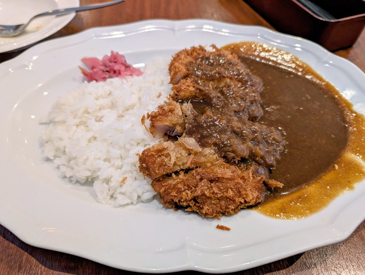 大人しく朝ごはん作ろうと思ったが「今日は金曜日、カレーの日じゃないか」と言うことになって、いそいそとロイホのカツカレー食べに出かける私でした。ランチメニューにしかなく、ランチ開始から4時間しか存在しないメニューだ。その4時間のうち正午付近の2時間は混み混みで店に入れないし。 