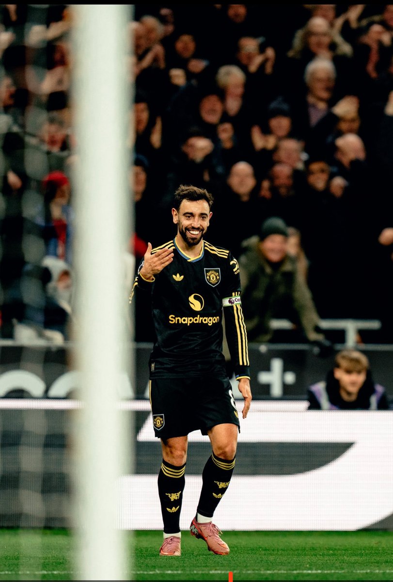 OScapel's tweet image. Day 1110 of tweeting until I get Bruno Fernandez signed Shirt,Our Portuguese magnifico!!!! 🇵🇹✍️ my idol 

@B_Fernandes8 is my favourite player &amp;amp; I think it would be unreal to have his signed shirt 👕🔴, so let's give this a go!🇵🇹 @ManUtd @_Nick  

#MUFC #ManUtd #BrunoFernandes8