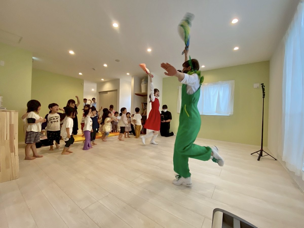 ＼5️⃣キャラバン情報5️⃣／
【KidsキャラバンGOGO 55園】3園目✨
カラフルキッズby #フロンティア
inぴょんぴょん保育園（千葉市）🌈

みんなと完成させた特製ぬりえ🖍
おねえさんはあお わかばちゃんはももいろだぁ！

元気にお歌もうたってくれて嬉しかったよ🌱
またあそぼうね✋

＃カラフルキッズ