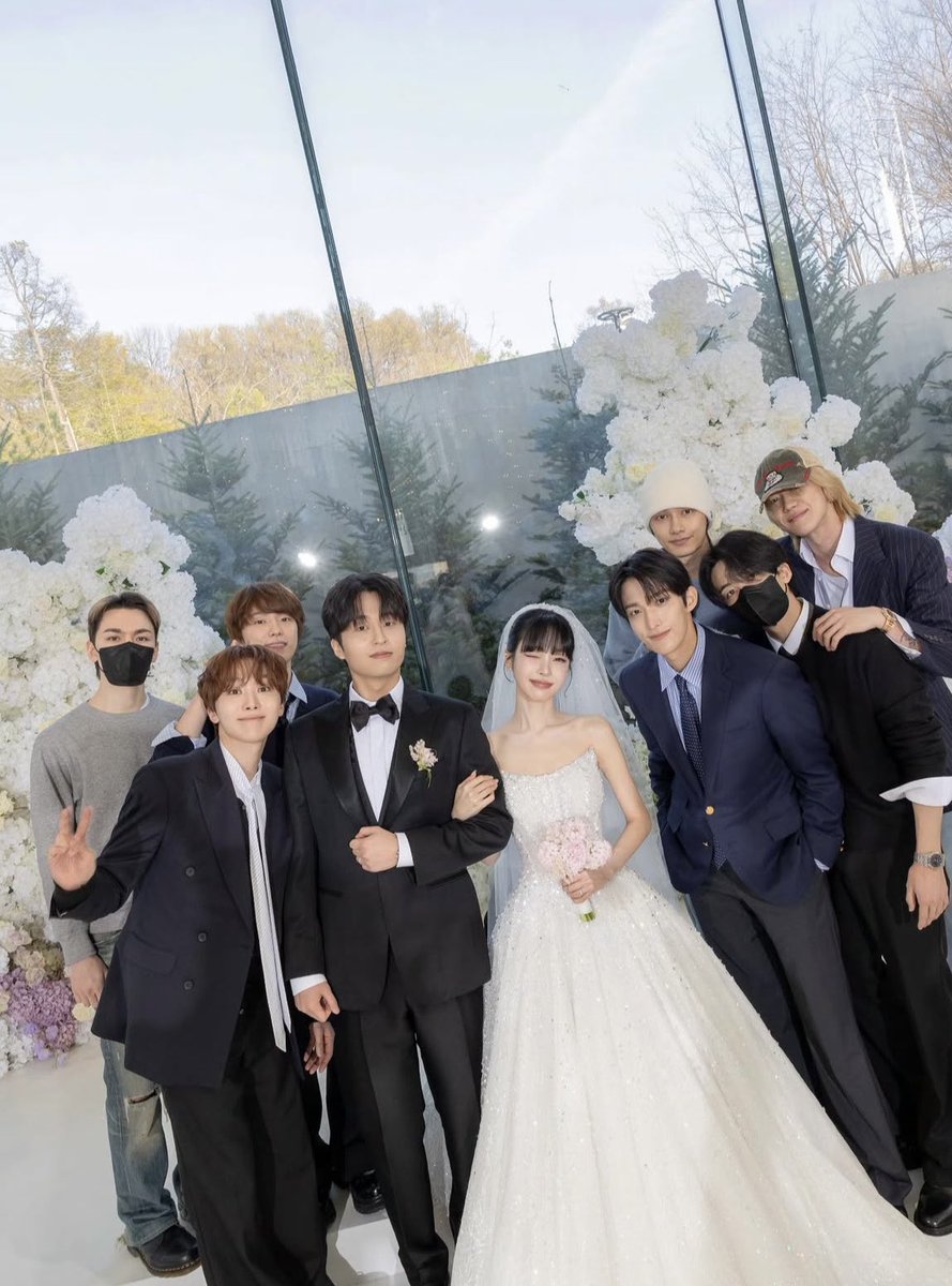 pachora9508's tweet photo. え事情全然知らないんだけどバーノンコンビニ行く感覚で結婚式来てない？ https://t.co/jLNXn6gRZK