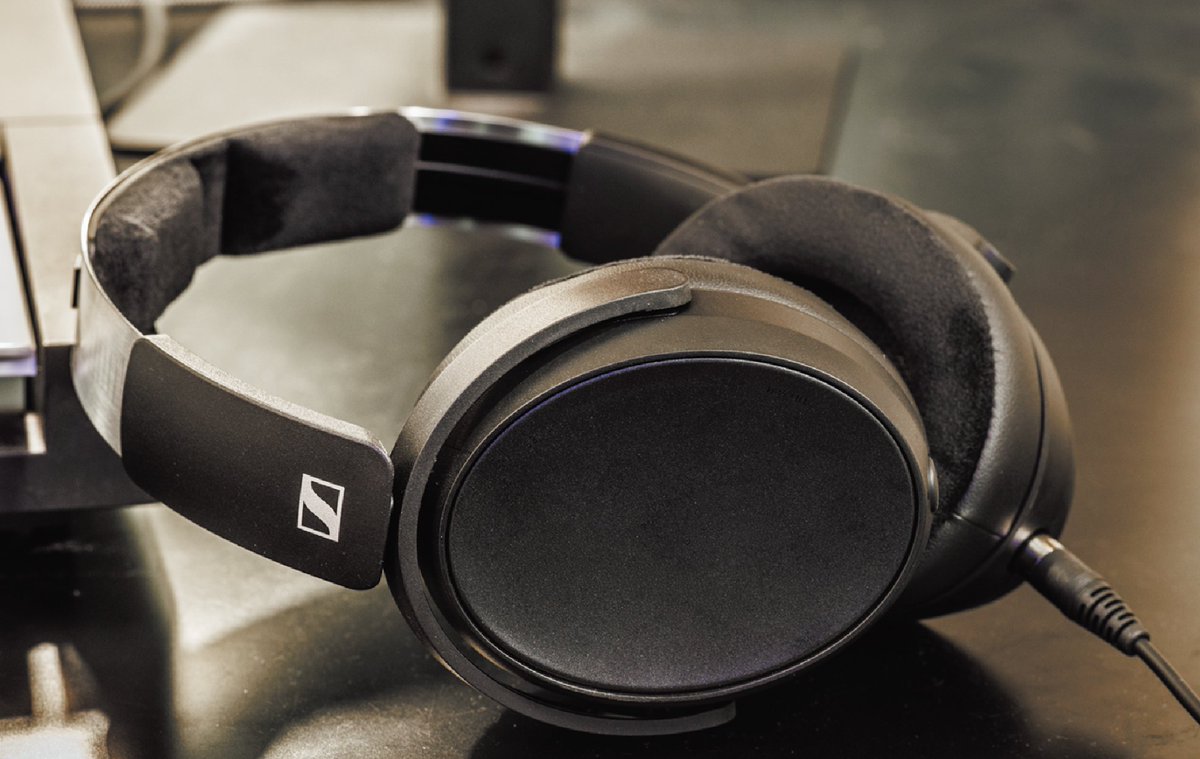 snrec_jp's tweet photo. 💥密閉型でこの空間表現！？　 SENNHEISER HD 480 PRO × MONJOE 〜最前線のクリエイターが紐解く、次世代モニター #ヘッドホン の真価🎧

どこにいても“スタジオ基準のリファレンス”を持ち歩ける......。
SENNHEISERから、場所を選ばない制作環境を定義する密閉型モニター・ヘッドホン「HD 480 PRO」が登場！

クリエイターのMONJOEとエンジニアの小森雅仁が、その驚異的な定位感と制作における優位性を徹底解説👇

✅ 「モニター・スピーカーと得られる臨場感にあまり差がない」 

✅ 「音のテクスチャーや息遣いなど、細かいニュアンスが調整しやすい」 

✅ 「密閉型なのに低域に無駄なパンチがなく、盛った感じも全くしない」

注目すべきは、物理的なノイズを遮断する特許取得のケーブル構造や、メガネ着用時を想定したイヤーパッド設計。制作者のストレスを排除する「現場の道具」としての完成度が光ります。

「自分が意図したパンチ感が出ているか」「コンプのかかり具合はどうなっているか」を正確に確認できる、色付けのない“真実のみ”を提示するリファレンスヘッドホンです。

レビュー記事はリプライ欄より👇