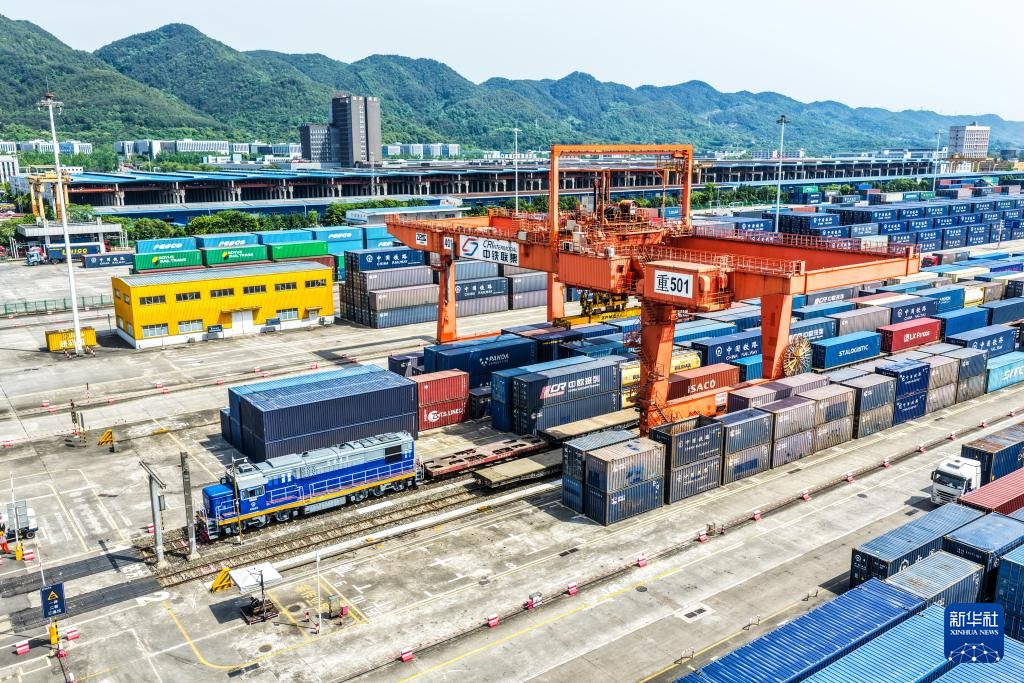 PDChinese's tweet photo. 【重慶中歐班列一季度運量同比增幅超25%】23日，一列裝載汽車配件、機械機具等貨物的中歐班列從重慶團結村站駛出。2026年一季度，重慶中歐班列共發送班列超200列，裝車14000余車，較2025年同期分別增長27%、25%。截至目前，重慶中歐班列已穩定運行成熟線路53條，輻射39個亞歐國家的118個樞紐節點城市。 https://t.co/p5zZCS0364