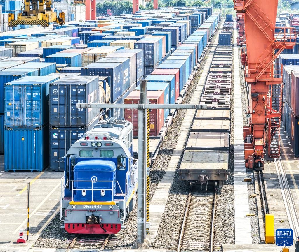 PDChinese's tweet photo. 【重慶中歐班列一季度運量同比增幅超25%】23日，一列裝載汽車配件、機械機具等貨物的中歐班列從重慶團結村站駛出。2026年一季度，重慶中歐班列共發送班列超200列，裝車14000余車，較2025年同期分別增長27%、25%。截至目前，重慶中歐班列已穩定運行成熟線路53條，輻射39個亞歐國家的118個樞紐節點城市。 https://t.co/p5zZCS0364