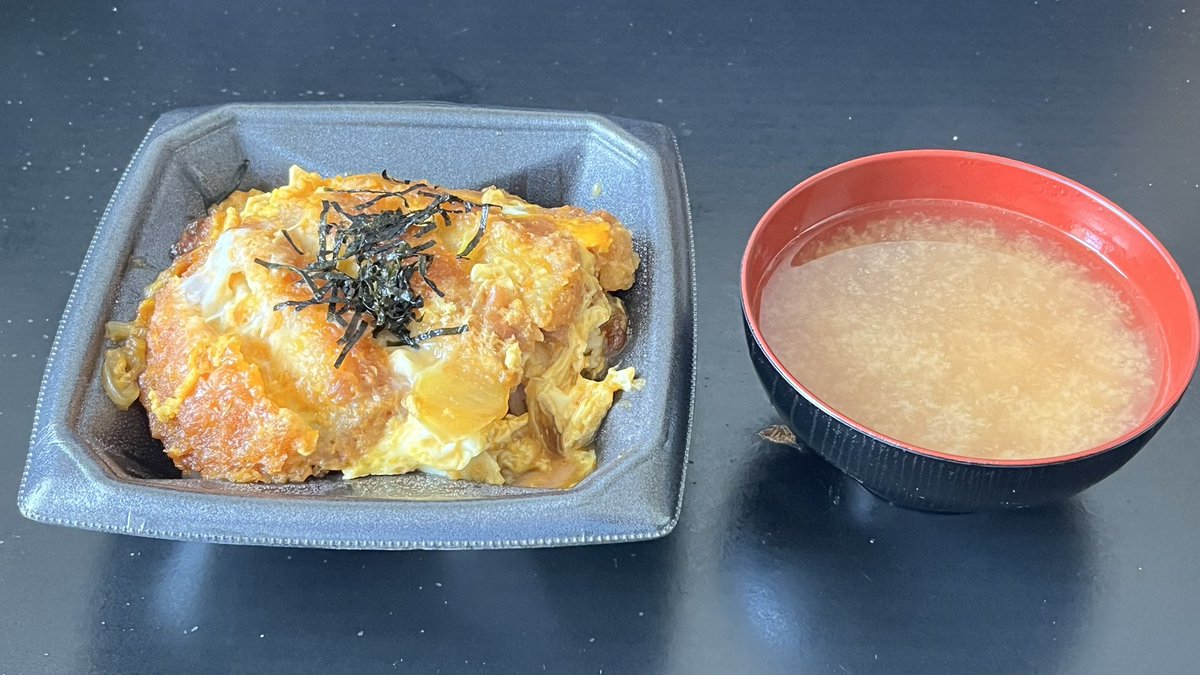zzsasaki705's tweet image. お昼は豚ロースかつ重弁当🎵

#昼食 #lunch