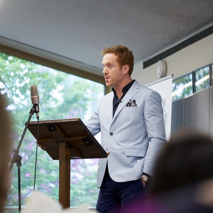 FanFunDamian's tweet photo. It was Shakespeare Day yesterday! Did you know that Damian Lewis kicked off #ShakespeareDay celebrations reading the great man's first 5 sonnets on his 400th birthday? Join the party here! https://t.co/gsqiHzGGTn #DamianLewis #Shakespeare #ShakespeareSonnets #GuildhallLibrary https://t.co/ToKs1MTbgL