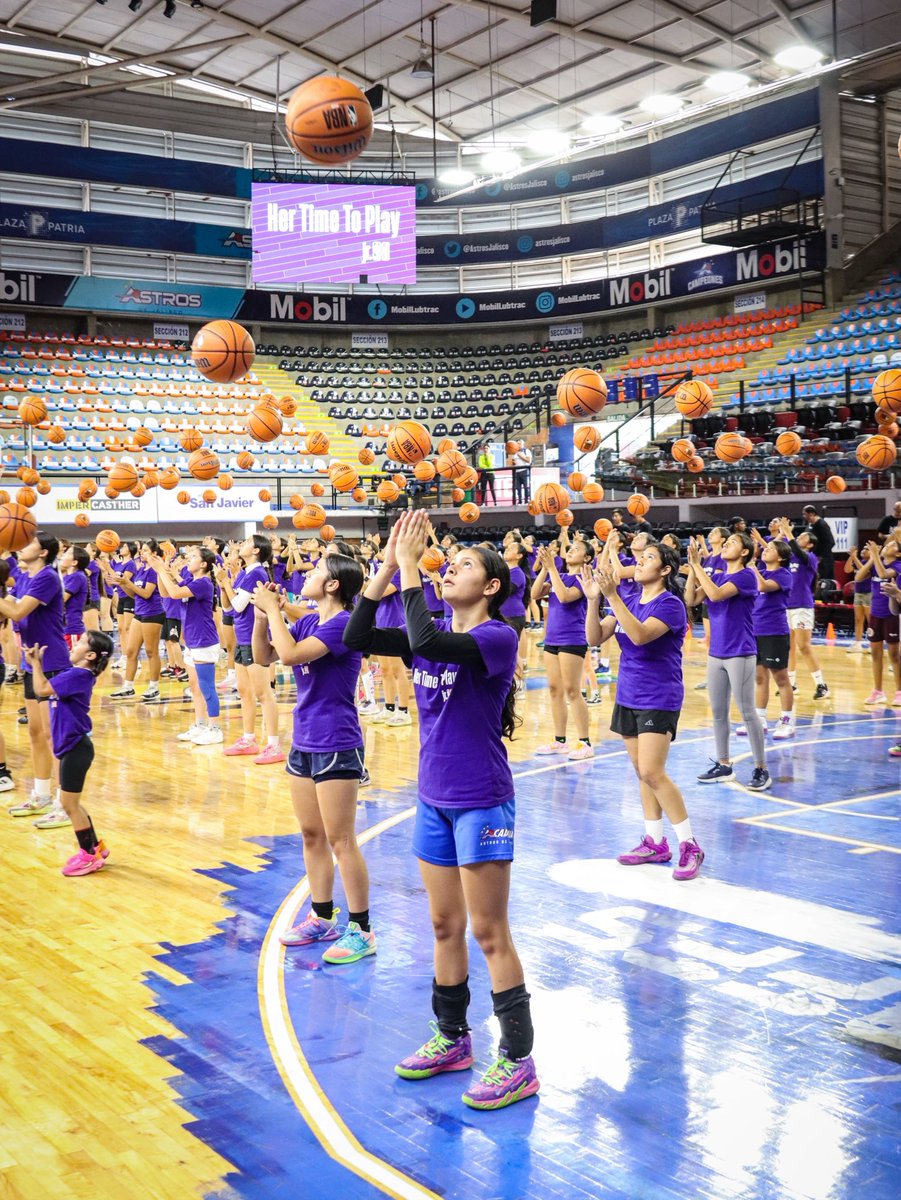 AstrosJalisco's tweet photo. Un día lleno de aprendizaje y pasión por el juego🤩
En la Arena Astros, jugadoras de basquetbol de todas las edades, vivieron una experiencia única con coaches oficiales de la Jr. NBA 🏀🔥
¡El futuro del básquet se sigue construyendo Arena Astros! 💙🏀
#HerTimeToPlay 💜 https://t.co/S29G5fNuL6