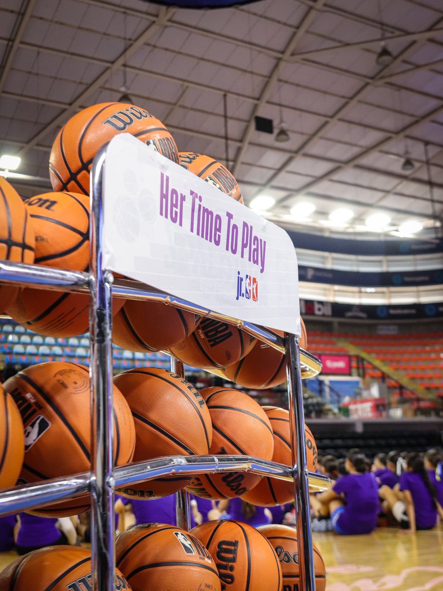 AstrosJalisco's tweet photo. Un día lleno de aprendizaje y pasión por el juego🤩
En la Arena Astros, jugadoras de basquetbol de todas las edades, vivieron una experiencia única con coaches oficiales de la Jr. NBA 🏀🔥
¡El futuro del básquet se sigue construyendo Arena Astros! 💙🏀
#HerTimeToPlay 💜 https://t.co/S29G5fNuL6
