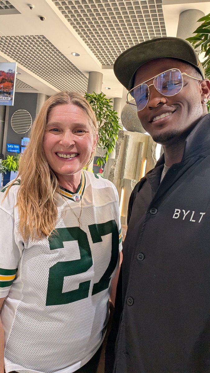 SandyGutting's tweet photo. So thrilled to meet Will Blackmon today!!

#willblackmon 
#indoorfootball https://t.co/hfgLq7rxyj