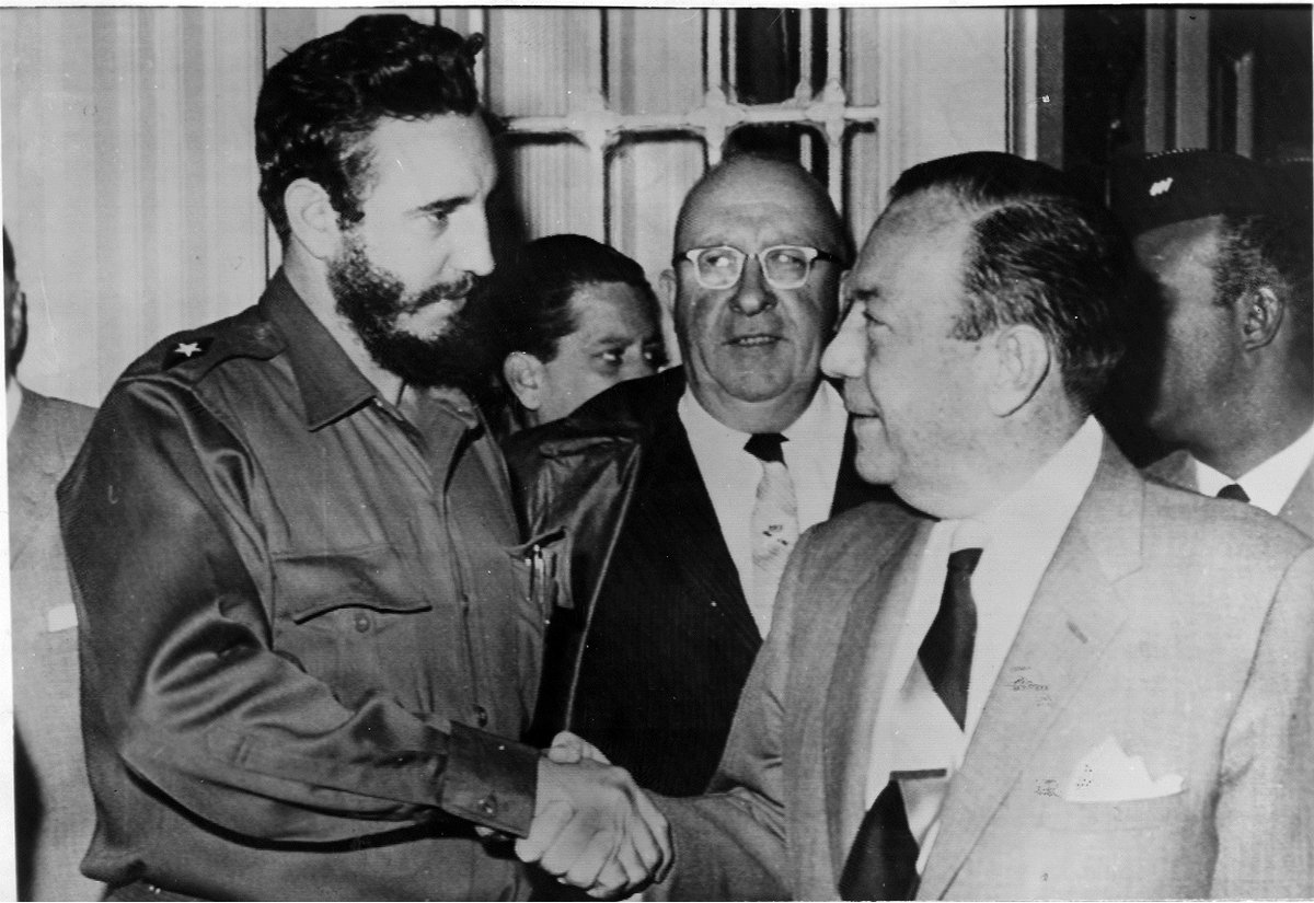 El 23 de abril de 1959 #FidelCastro estrecha la mano del Alcalde Robert Wagner, en su visita al Palacio Municipal de Nueva York.
#FidelCastro condecora a Herbert Matthews, corresponsal de The New York Times, visita el Empire State, en Nueva York. #LatiendoConFidel