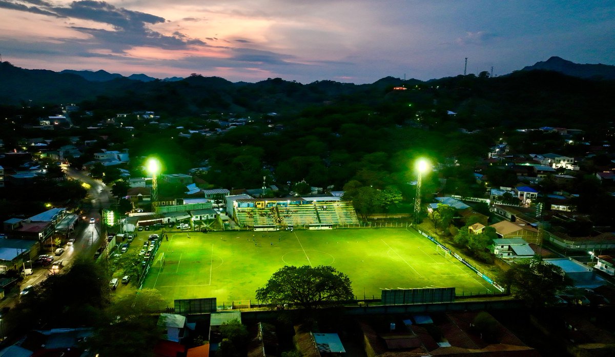 indeselsalvador's tweet photo. #CopaPresidente2026 ⚽️ | El Estadio Ramón Flores Berríos alberga el juego entre Municipal Limeño y Roble, de Tercera División, en la  vuelta de octavos de final de la Copa Presidente GanaPlay 2026.

El partido definirá al último equipo clasificado a cuartos de final.

#ConstruyendoElCamino