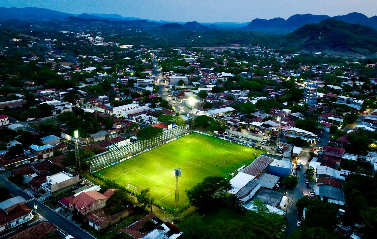 indeselsalvador's tweet photo. #CopaPresidente2026 ⚽️ | El Estadio Ramón Flores Berríos alberga el juego entre Municipal Limeño y Roble, de Tercera División, en la  vuelta de octavos de final de la Copa Presidente GanaPlay 2026.

El partido definirá al último equipo clasificado a cuartos de final.

#ConstruyendoElCamino