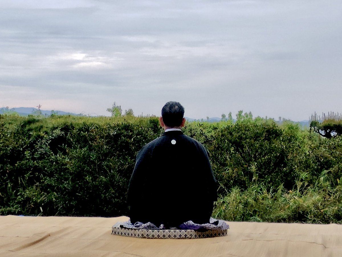 nippaishintozan's tweet image. R08(26)0424
#sunrise #日の出 #日拝
終日降り続いた雨が直前に上がり、大慌てで日拝所に設えを移してつとめました🌥️👏👏
今秋に取材が行われる季刊誌『皇室』の教主対談記事（来年発行予定）のロケハンクルーが参拝していたので、取材当日と同じ場所での日拝を見ておいてもらいたかったからです。