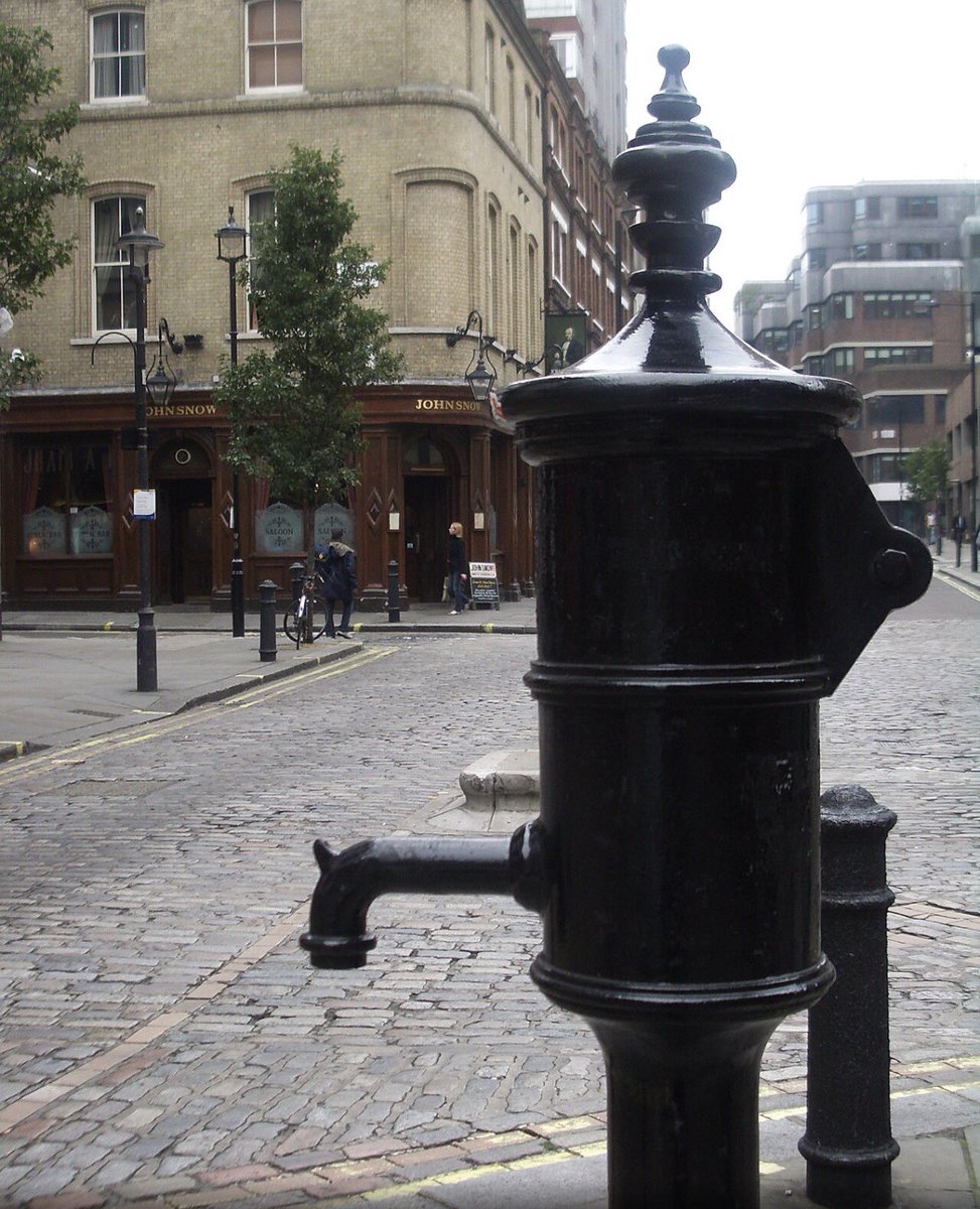 1854年のロンドン
市民A「最近コレラが流行ってるみたいだぞ」
市民「原因は有害な空気とかだってさ、引き篭れば大丈夫だろ？」(当時は悪い空気で感染すると信じられていた)(瘴気説)

ロンドンの医師ジョン・スノウ
「いや、そんなはずはない！そうだ、倒れた患者を地図にまとめてみよう」