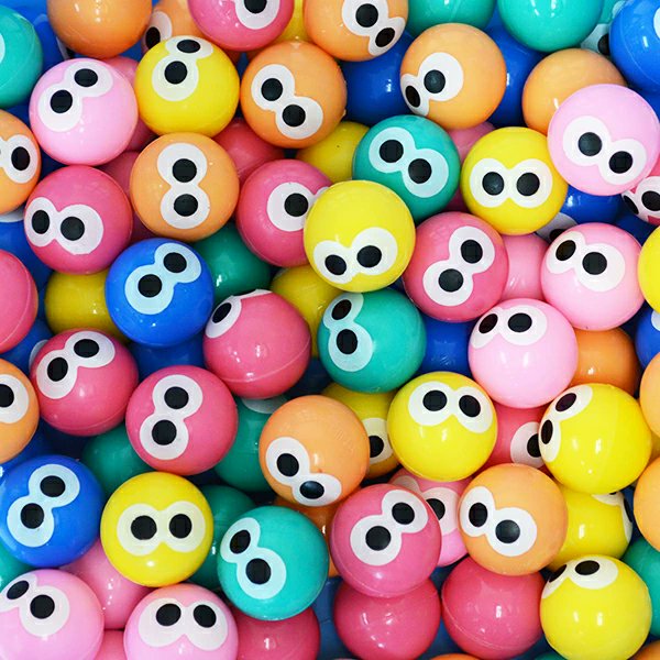 TYO_omatsuri's tweet image. Refined Nordic style vs. [43688: Rolling Eyeball Bouncy Balls 27mm].
Aesthetics lose to a child’s spontaneous modern art.
Those staring eyes make the urge to clean vanish!
#SPDICTIONARYWEB #InteriorDesign #ParentingRealities #Aesthetics
