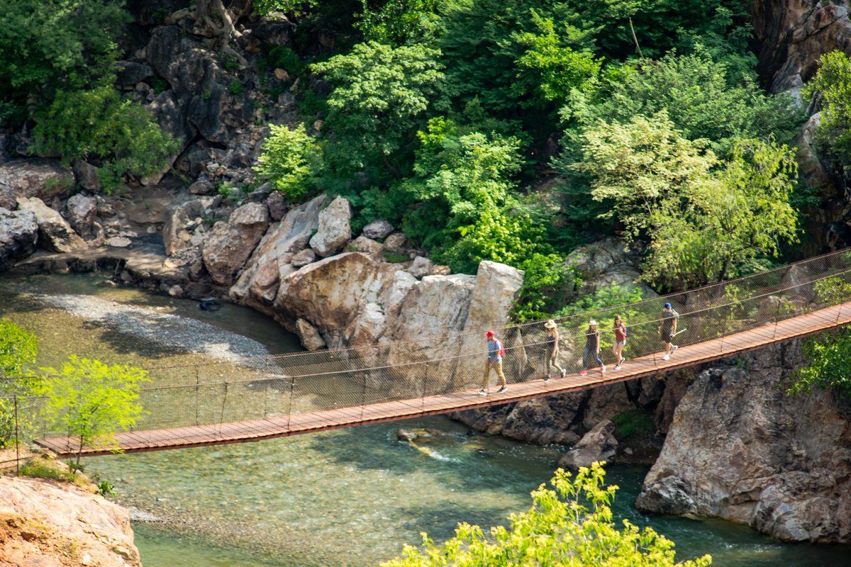mexdesconocido's tweet photo. Bajar a Batopilas es, literalmente, descender por las entrañas de la tierra hasta encontrar un oasis de historia y clima subtropical en el fondo de las Barrancas del Cobre. Este Pueblo Mágico, cuyo nombre significa "Río Encajonado", te recibe con calles empedradas y una arquitectura colonial que parece haberse detenido en el tiempo desde su época de esplendor minero.

https://t.co/EzWpGo8yiY

#AhChihuahua #ElMéxicoQueNoConoces #Batopilas #PuebloMágico #BarrancasDelCobre #MéxicoDesconocido