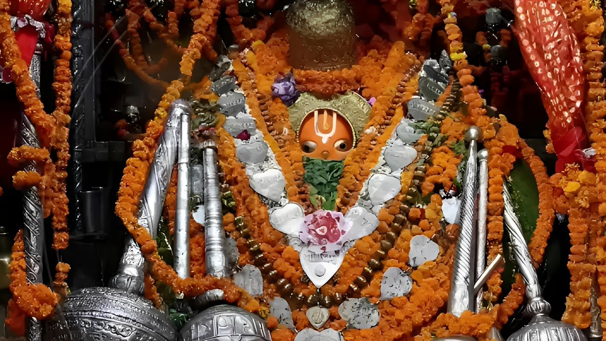 ShriAyodhya_'s tweet photo. हनुमानगढ़ी अयोध्या से महाराजाधिराज श्री हनुमान जी महाराज के दिव्य श्रृंगार दर्शन। https://t.co/osteDHrnN7