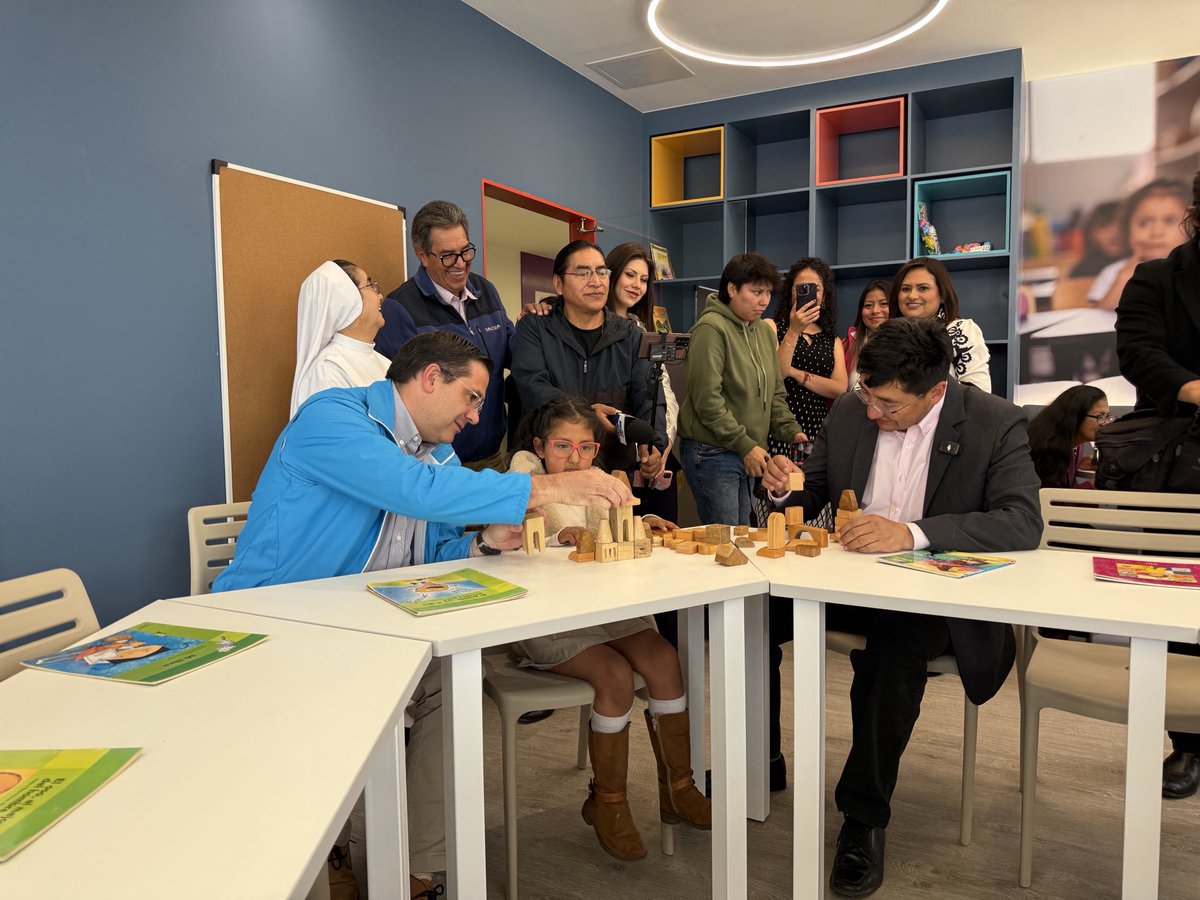 unicefecuador's tweet photo. “Quiero agradecer a la Alcaldía del @MuniRiobamba y a todo el equipo que ha hecho posible este espacio tan lindo, seguro, moderno y con tecnología donde los niños pueden desarrollar sus habilidades”, añadió @arturoromboli, Representante de @unicefecuador. 

Entre los servicios que ofrece el nuevo Espacio de Desarrollo Integral “Casa de Bienestar”, en Riobamba, están:
🩵 Salas amigables para la niñez y adolescencia 
👶🏽 Estimulación temprana y sala de lactancia
🥦 Talleres de cocina y nutrición
🛡️ Servicios de protección y apoyo psicosocial 
📚 Apoyo escolar y espacio de lectura 
🎭 Sala de arte y cultura 
🖥️ Sala de computación y más.