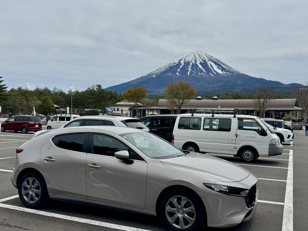 hacci_drive's tweet photo. #今日のカーシェア記録 🚗💨
先日、富士五湖までMAZDA3で1泊2日のドライブに行ってきたので、道の駅なるさわで1枚。
富士山がしっかり見えて、マイカーだったらそりゃ湖のそばで一緒に撮りたくなる…🥺 https://t.co/HbO0A98AVG