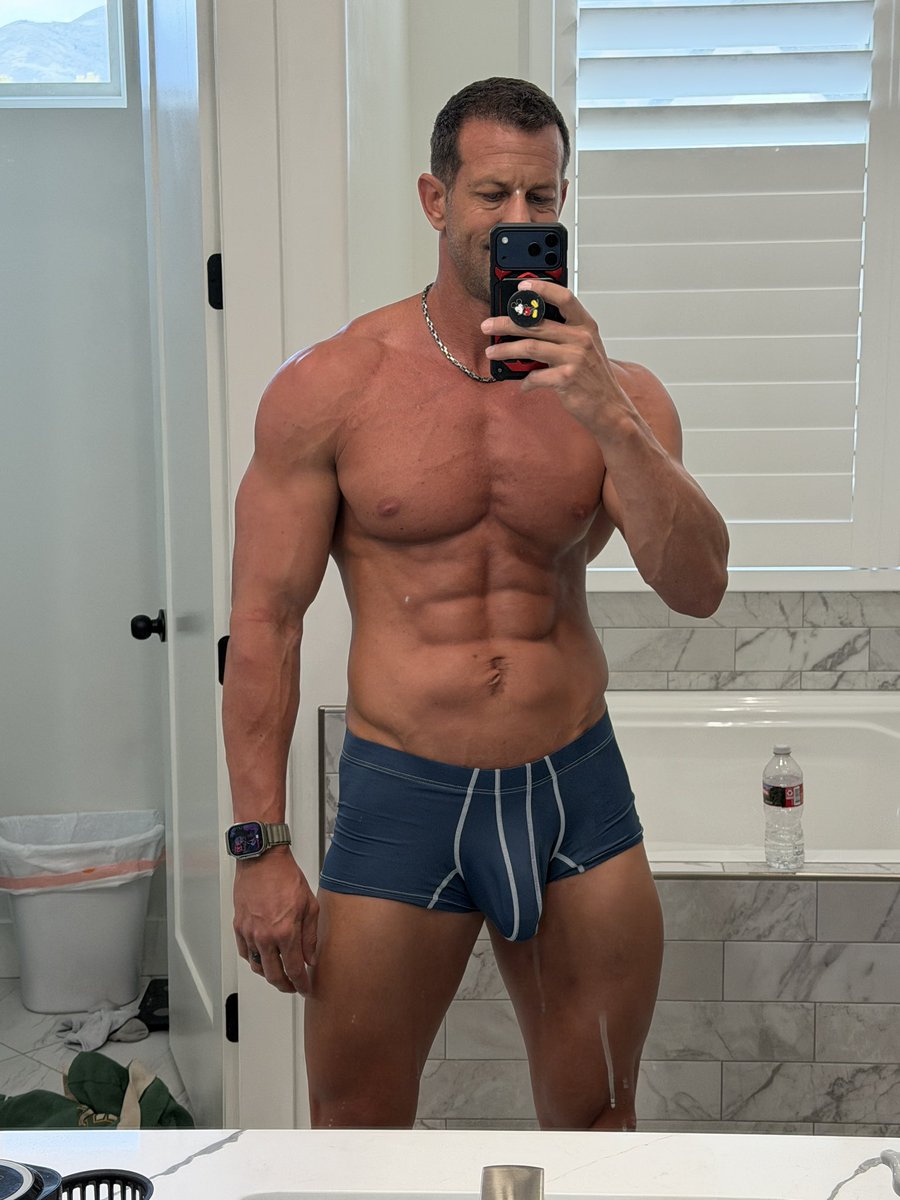 Shiznizy_Fit's tweet image. Currently in Tahiti eating like crazy so hopefully I still look like this once I’m back home 😂. #mensfitness #daddy #vline #6pack #abs