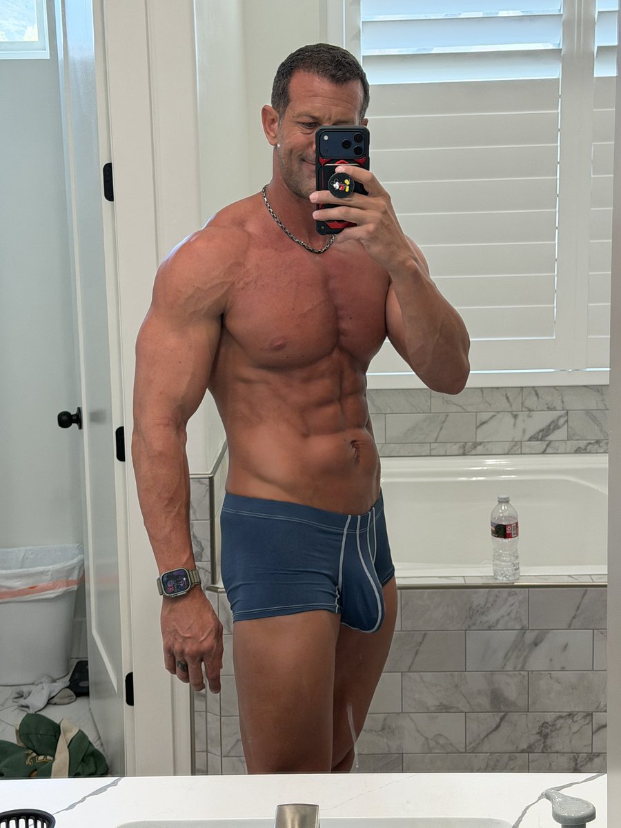 Shiznizy_Fit's tweet image. Currently in Tahiti eating like crazy so hopefully I still look like this once I’m back home 😂. #mensfitness #daddy #vline #6pack #abs