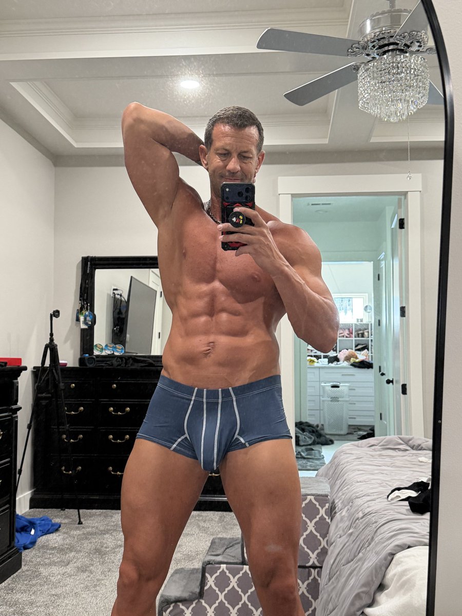 Shiznizy_Fit's tweet image. Currently in Tahiti eating like crazy so hopefully I still look like this once I’m back home 😂. #mensfitness #daddy #vline #6pack #abs